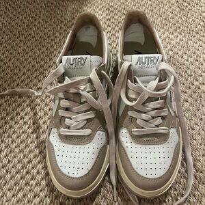 Autry Women's Sneakers - White and Tan